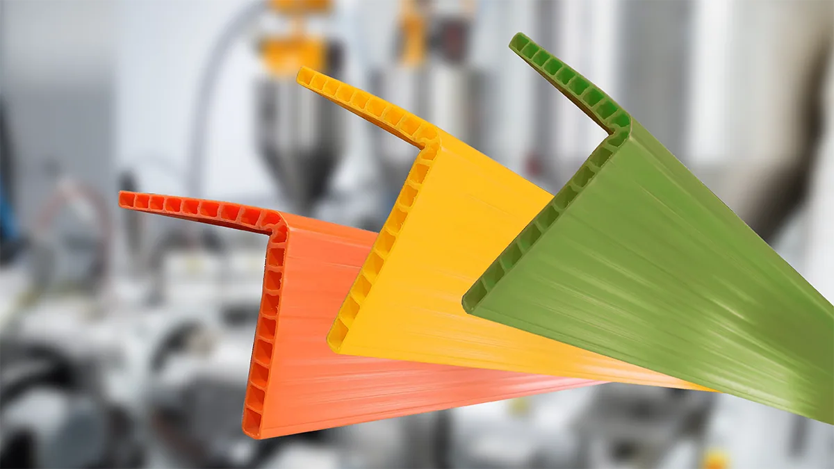 Farbige Kunststoffprofile beim Verlassen der Extrusionsanlage